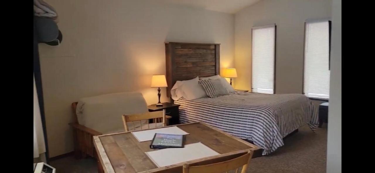Rock Creek Mercantile & Motel Clinton Εξωτερικό φωτογραφία